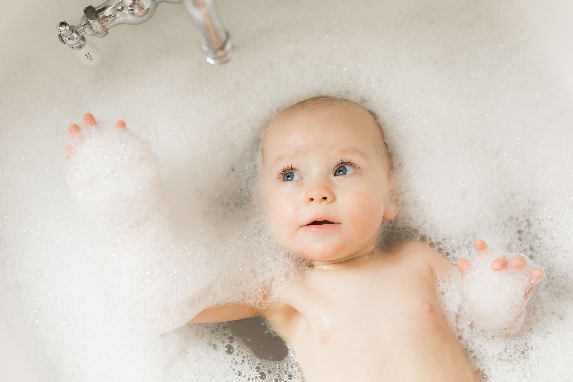 Baby in a Bathtub Cleveland TN In Home Photography Sweet Caroline Photographie